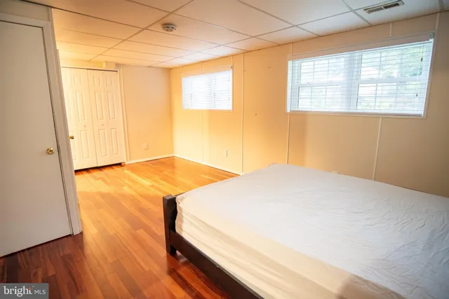 a view of livingroom with furniture