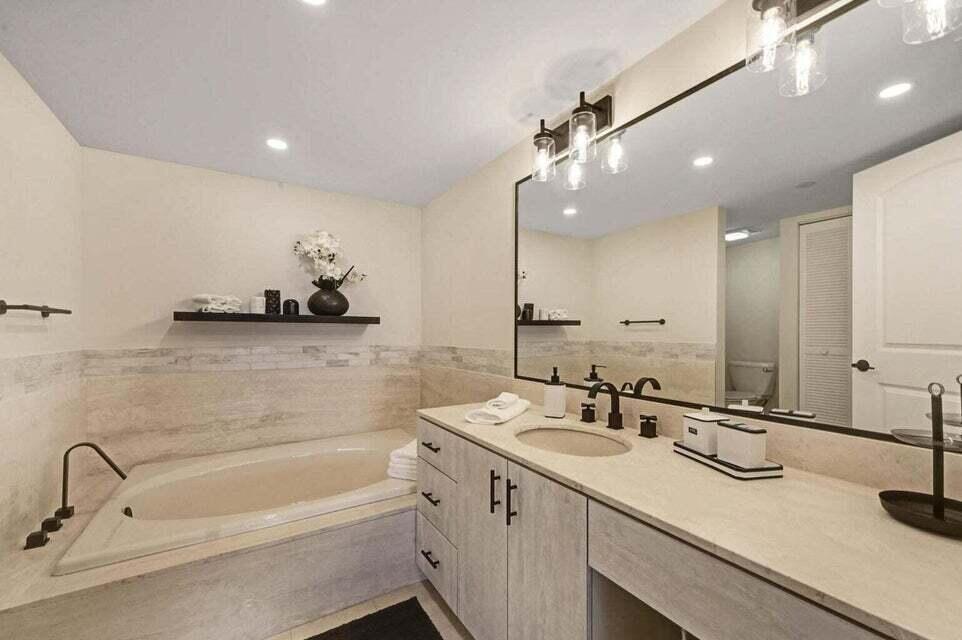 4201 North Ocean Boulevard, Unit 1605 Boca Raton, FL 33431 - Photo 16 of 35 master bath tub