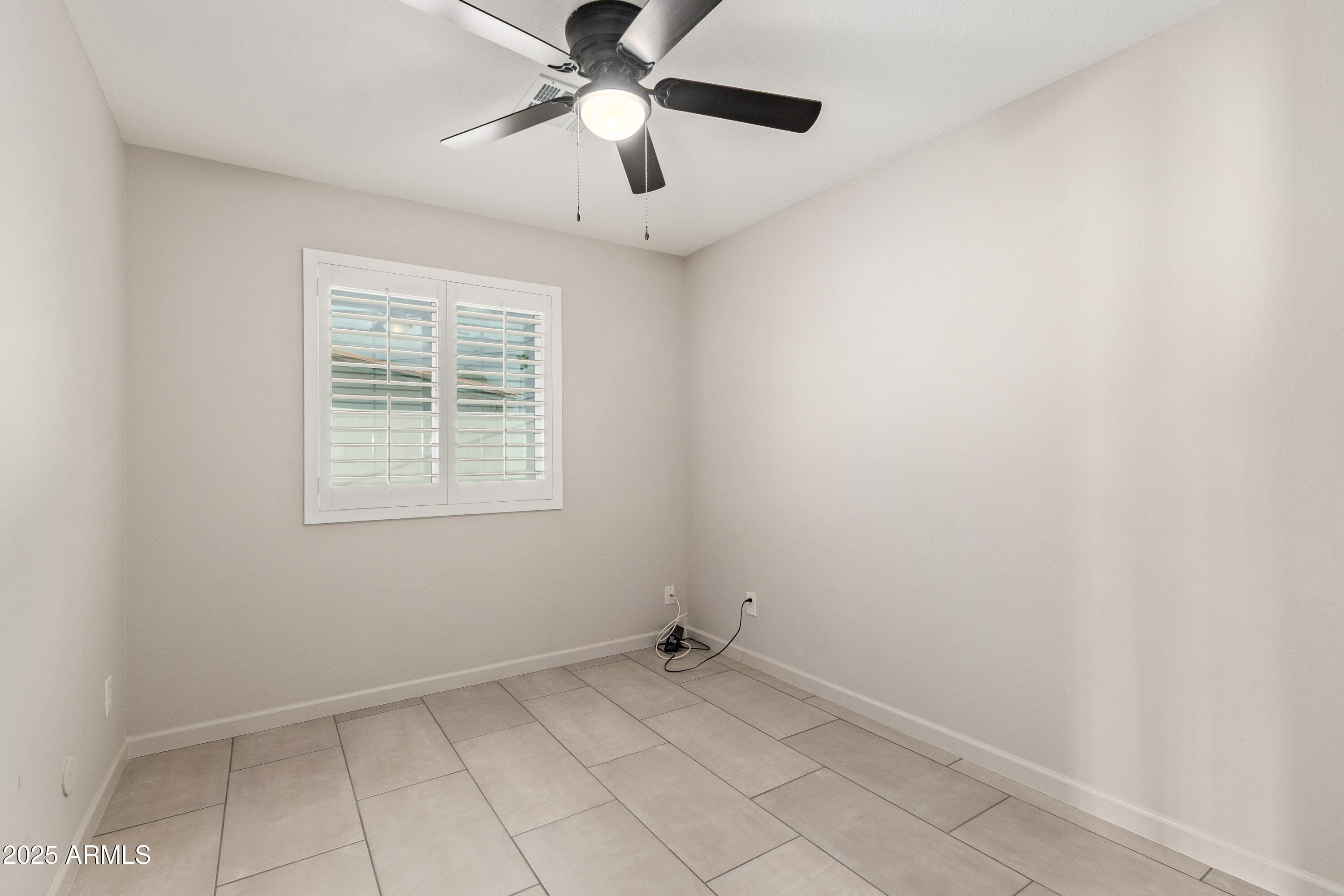 302 West Thunderbird Road Phoenix, AZ 85023 - Photo 22 of 44 an empty room with a ceiling fan and a window