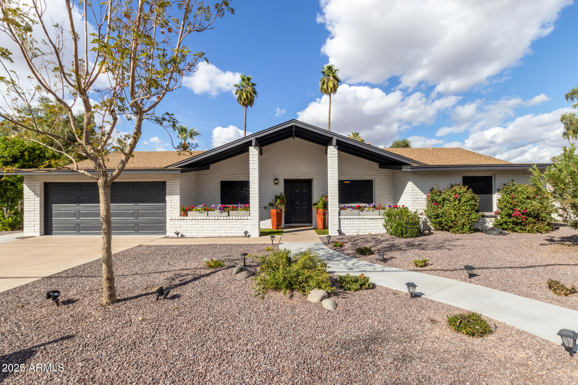 302 West Thunderbird Road Phoenix, AZ 85023 - Photo 4 of 44 a front view of a house with a garden and patio