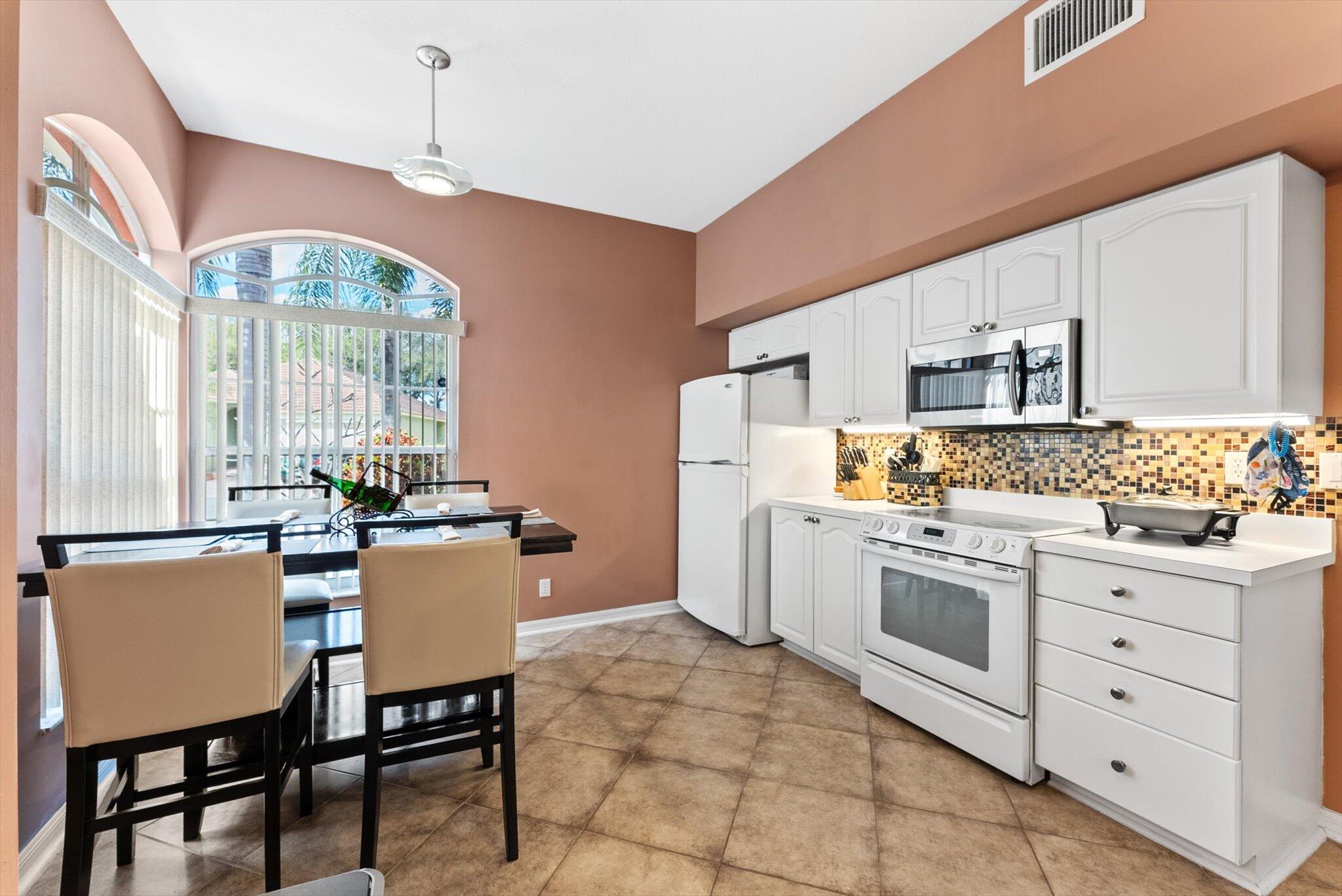 8064 Via Hacienda Riviera Beach, FL 33418 - Photo 9 of 43 12-1-17