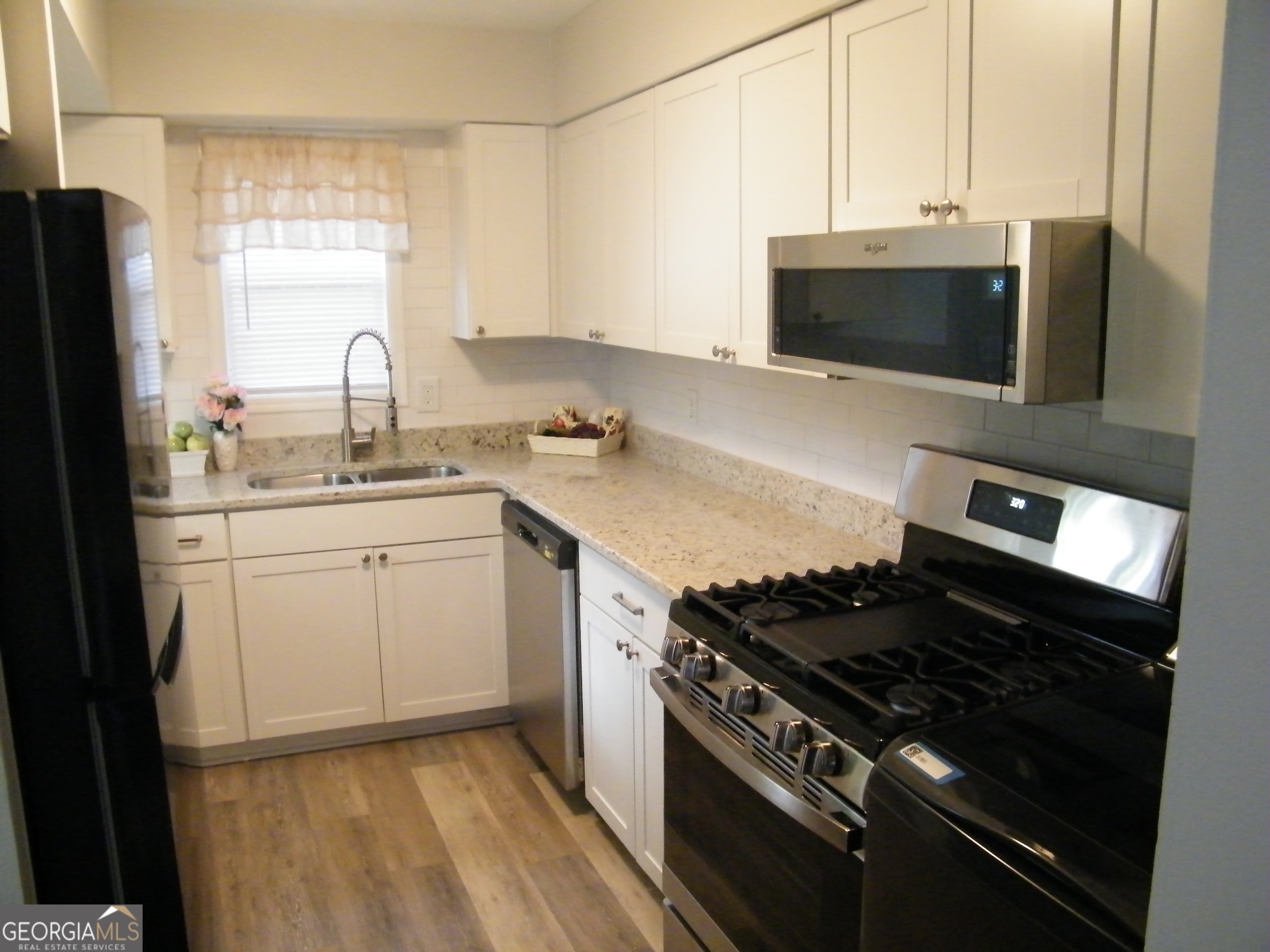 3281 Abbeywood Drive Decatur, GA 30034 - Photo 8 of 28 a kitchen with a stove and a microwave
