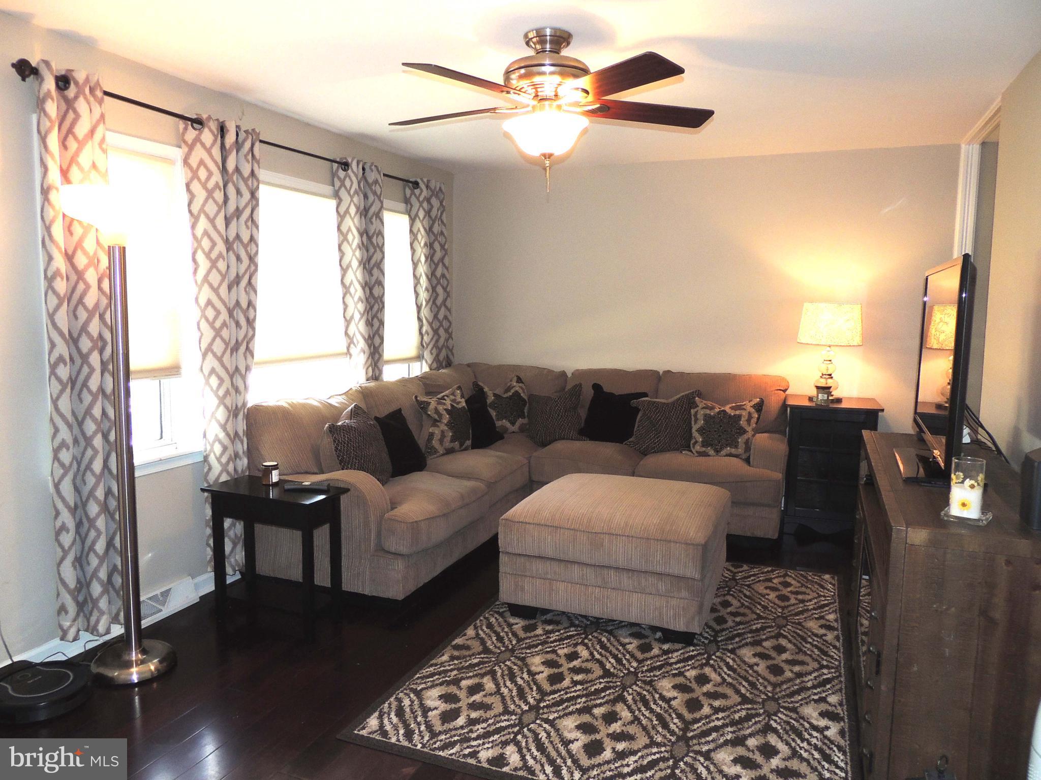 10 Livingstone Road Sewell, NJ 08080 - Photo 3 of 23 Living Room