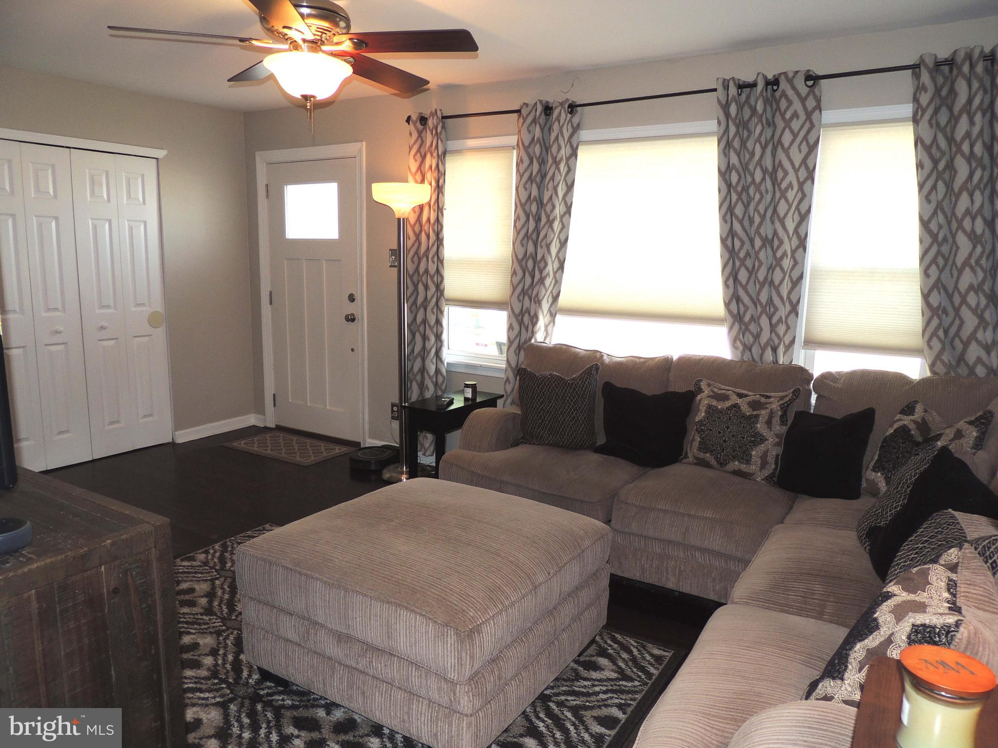 10 Livingstone Road Sewell, NJ 08080 - Photo 4 of 23 Living Room