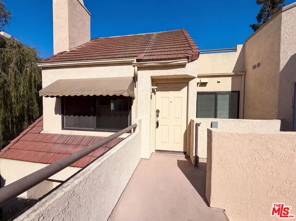 a view of entryway with a front door