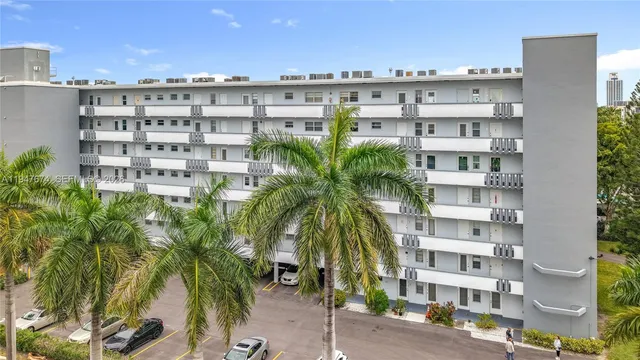 $2,000 | 1000 Northeast 14th Avenue, Unit 411, Hallandale Beach, FL 33009