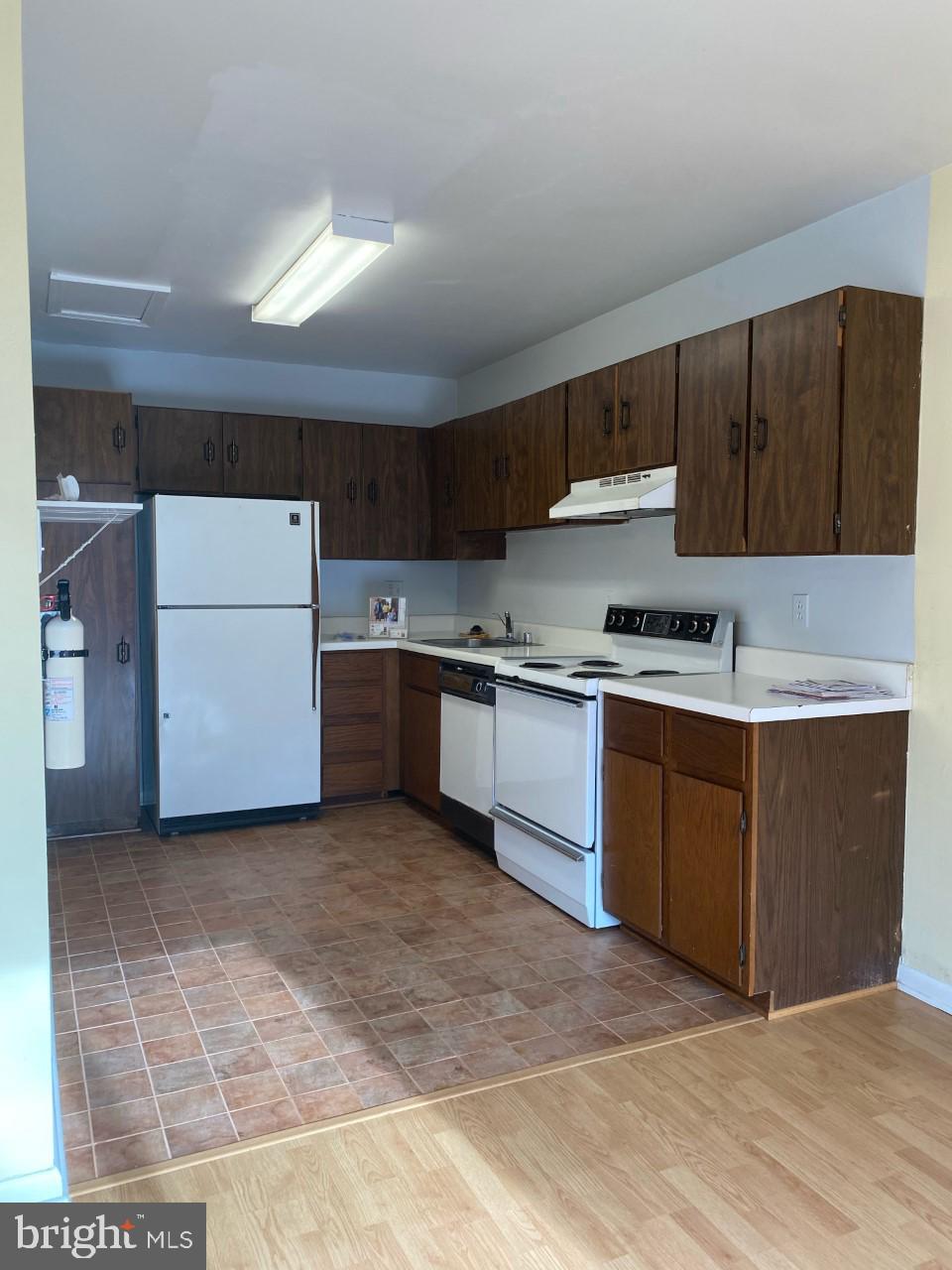 9563 Transfer Row Columbia, MD 21045 - Photo 9 of 18 Kitchen w/table space