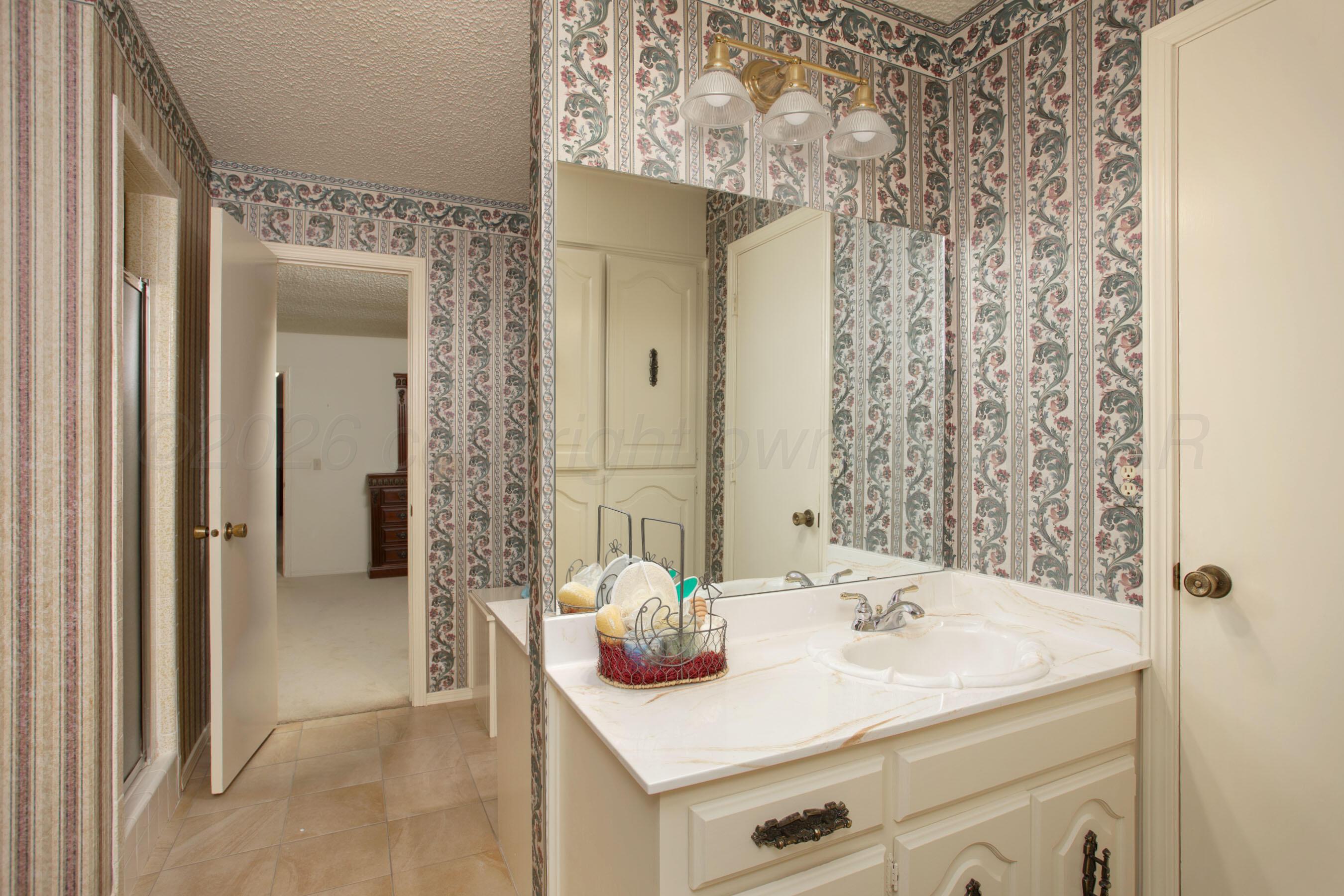 2012 Westcliff Parkway Amarillo, TX 79124 - Photo 17 of 35 Primary Bathroom