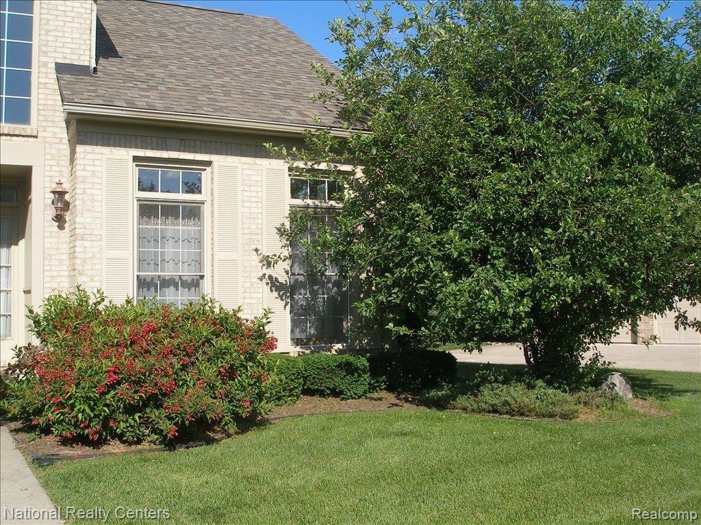 620 Sandalwood Road Canton, MI 48188 - Photo 22 of 25 Landscaping