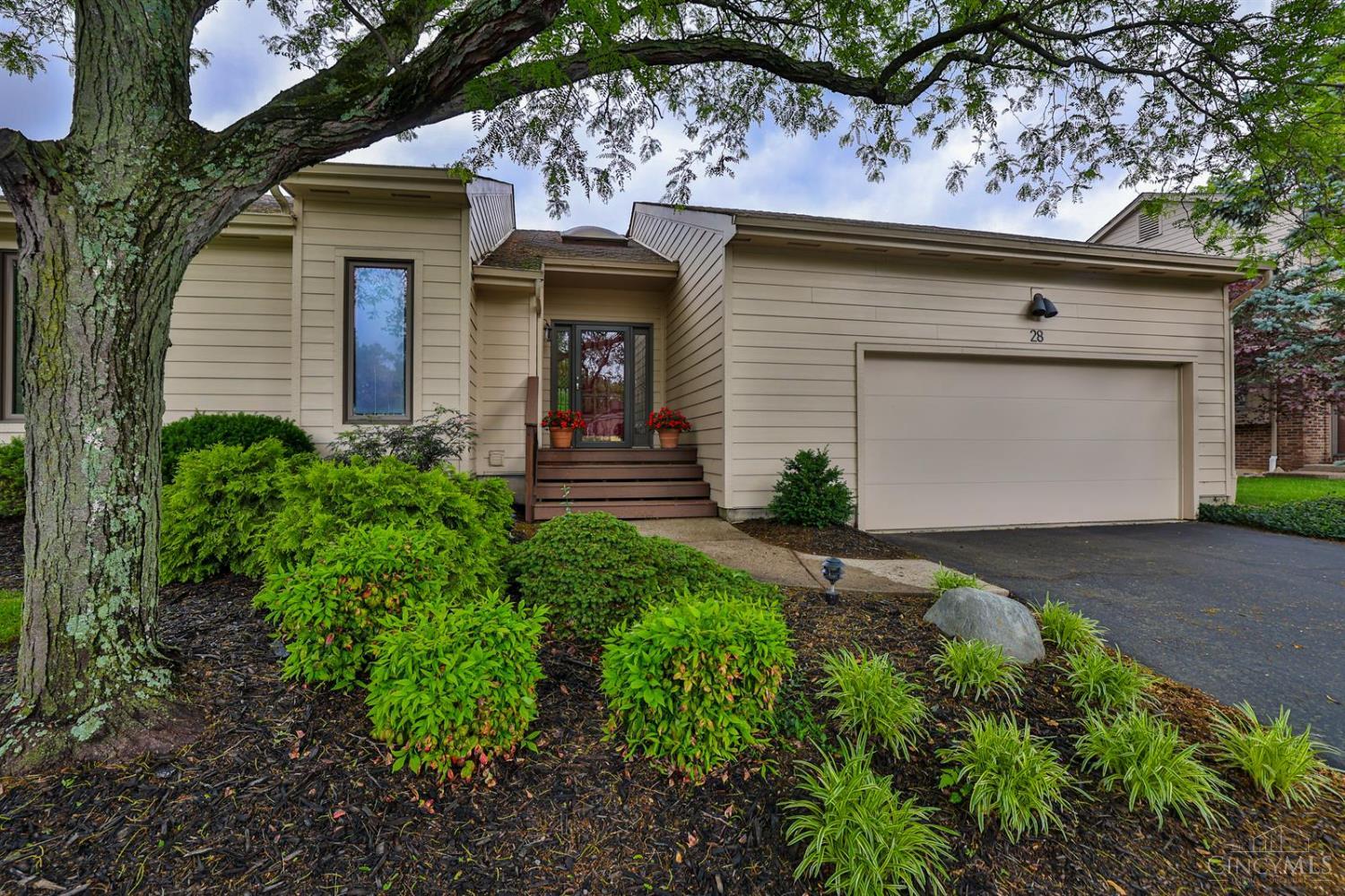 28 Carpenters Ridge Blue Ash, OH 45241 - Photo 4 of 40