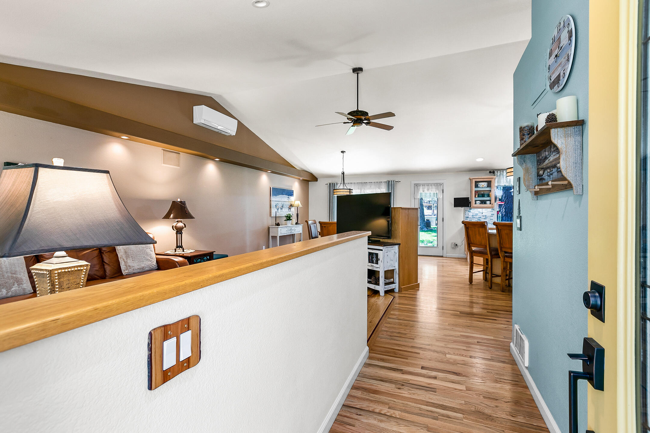 19175 Kiowa Road Bend, OR 97702 - Photo 4 of 44 Hickory and oak floors invite you into the great room.
