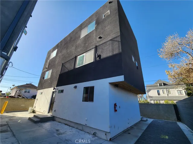 a view of a back yard of the building