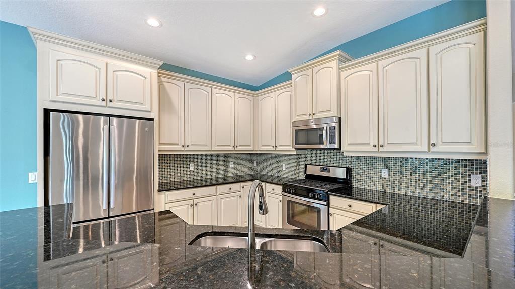 7702 Rio Bella Place Bradenton, FL 34201 - Photo 18 of 79