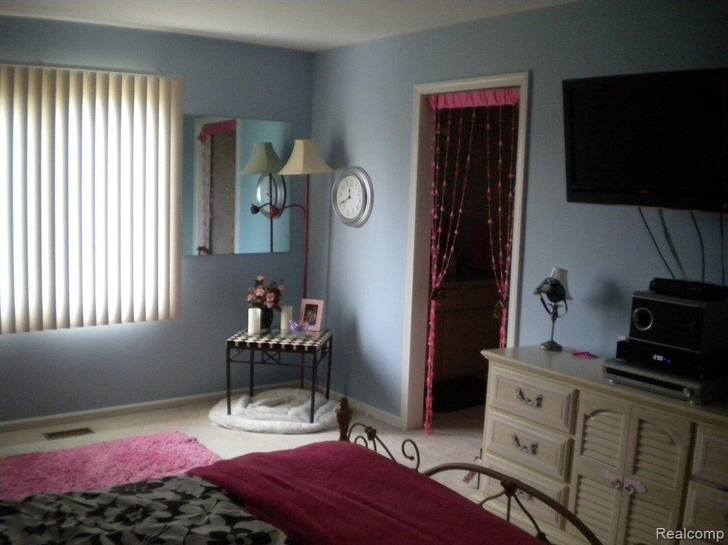 5752 Kirkridge Trail Rochester, MI 48306 - Photo 14 of 24 BEDROOM II W J AND J BATH.JPG