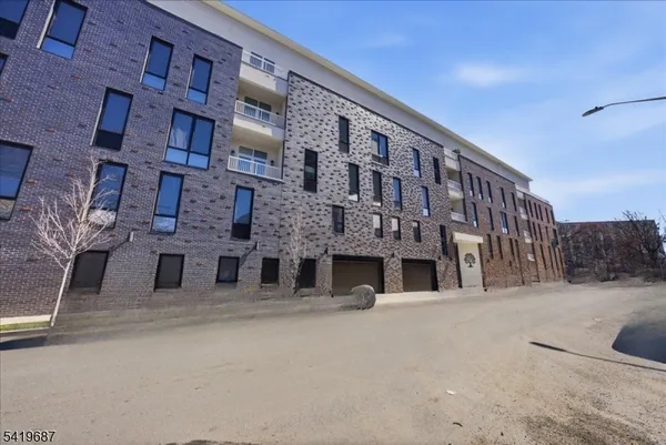 $550,000 | 21 Lincoln Park, Unit LL2, Newark, NJ 07102