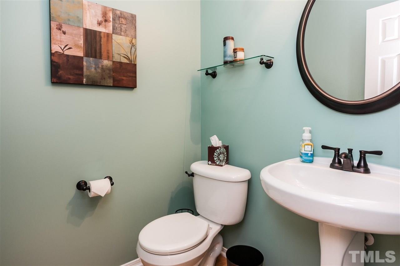 8500 Pillar Gate Lane Raleigh, NC 27613 - Photo 14 of 24 a bathroom with a toilet a sink and mirror
