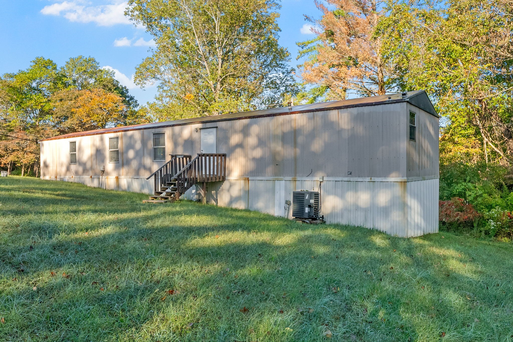 a view of a back yard