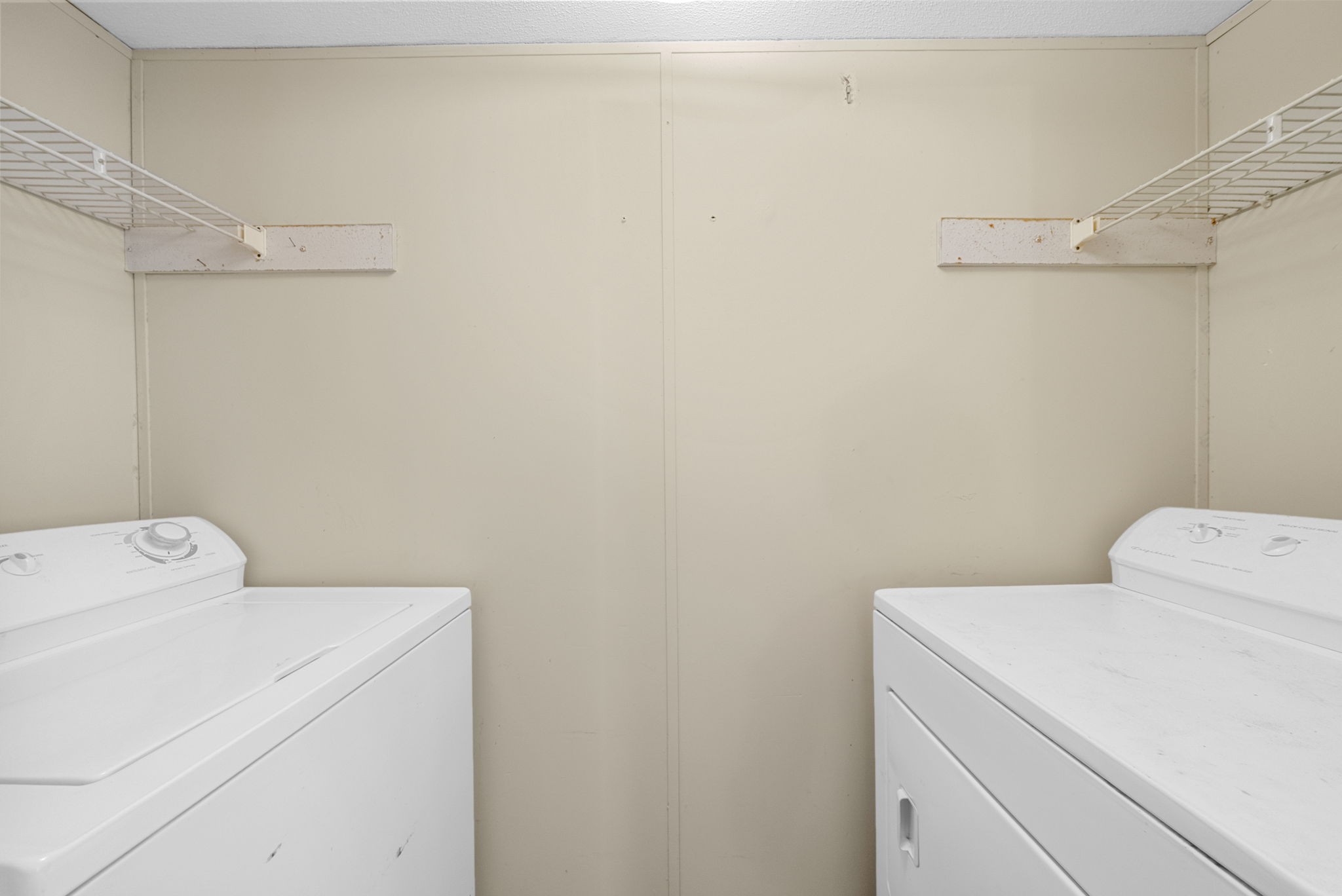 1845 Evans Road Clarksville, TN 37042 - Photo 11 of 26 a utility room with dryer and washer