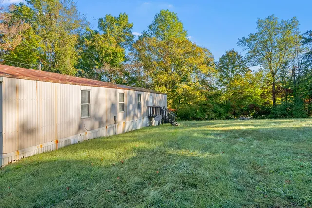 a view of a back yard