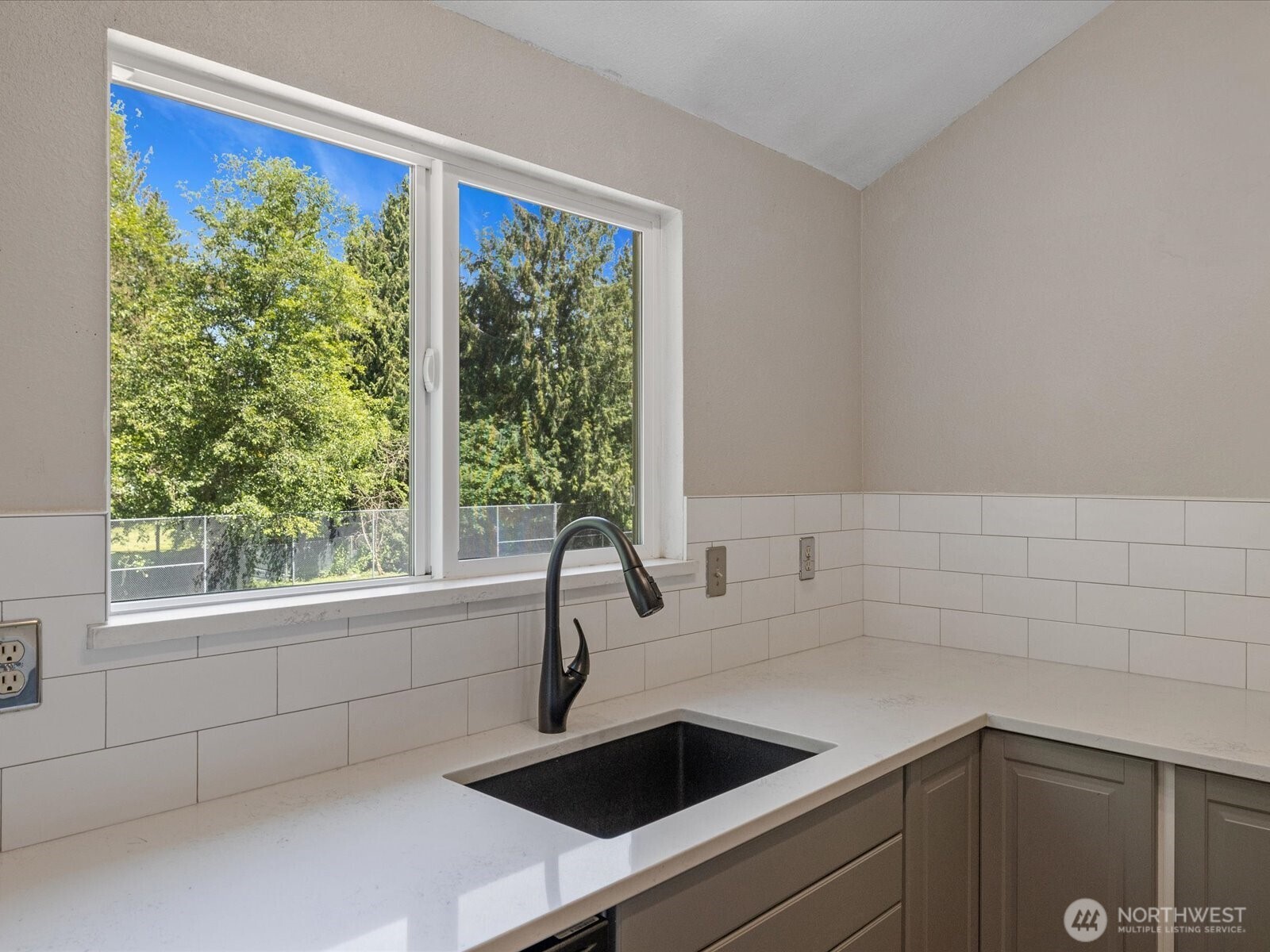 820 Cady Road, Unit D202 Everett, WA 98203 - Photo 4 of 27