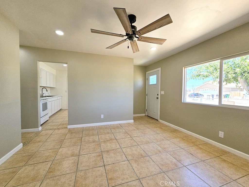 917 South Yorktown Street Ridgecrest, CA 93555 - Photo 3 of 15 Living room