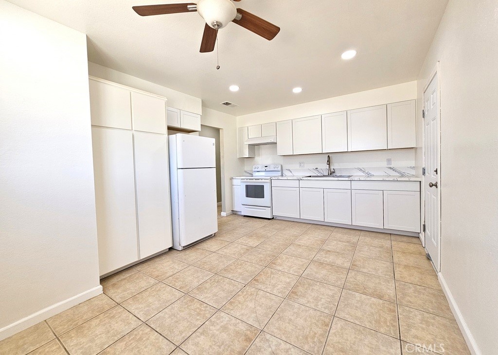 917 South Yorktown Street Ridgecrest, CA 93555 - Photo 7 of 15 Dinning in kitchen
