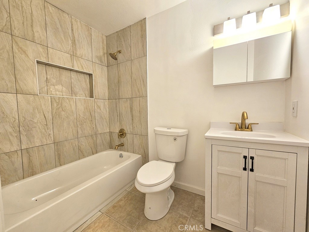 917 South Yorktown Street Ridgecrest, CA 93555 - Photo 9 of 15 Hallway bathroom