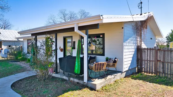 a view of a house with backyard and porch