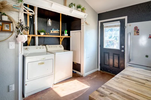 a view of utility room