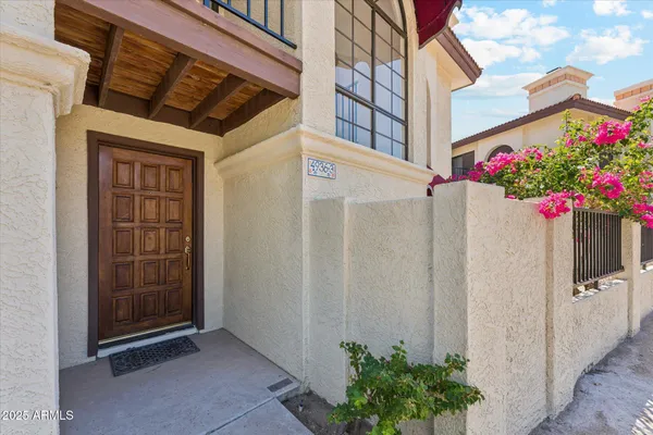 a view of entryway with a front door