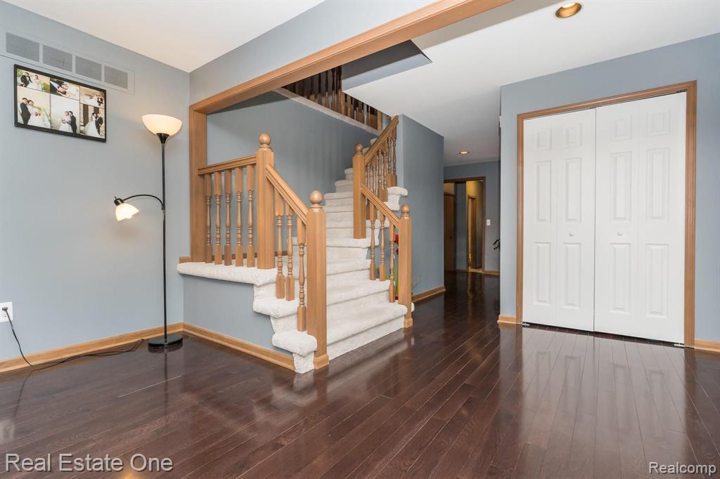 1401 Lomas Verdes Rochester Hills, MI 48306 - Photo 3 of 42
