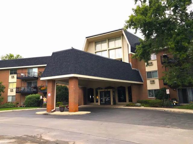 $1,450 | 1188 Royal Glen Drive, Unit 101W, Glen Ellyn, IL 60137