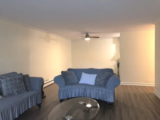 $1,450 | 1188 Royal Glen Drive, Unit 101W, Glen Ellyn, IL 60137