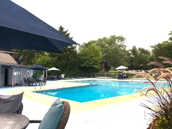 $1,450 | 1188 Royal Glen Drive, Unit 101W, Glen Ellyn, IL 60137