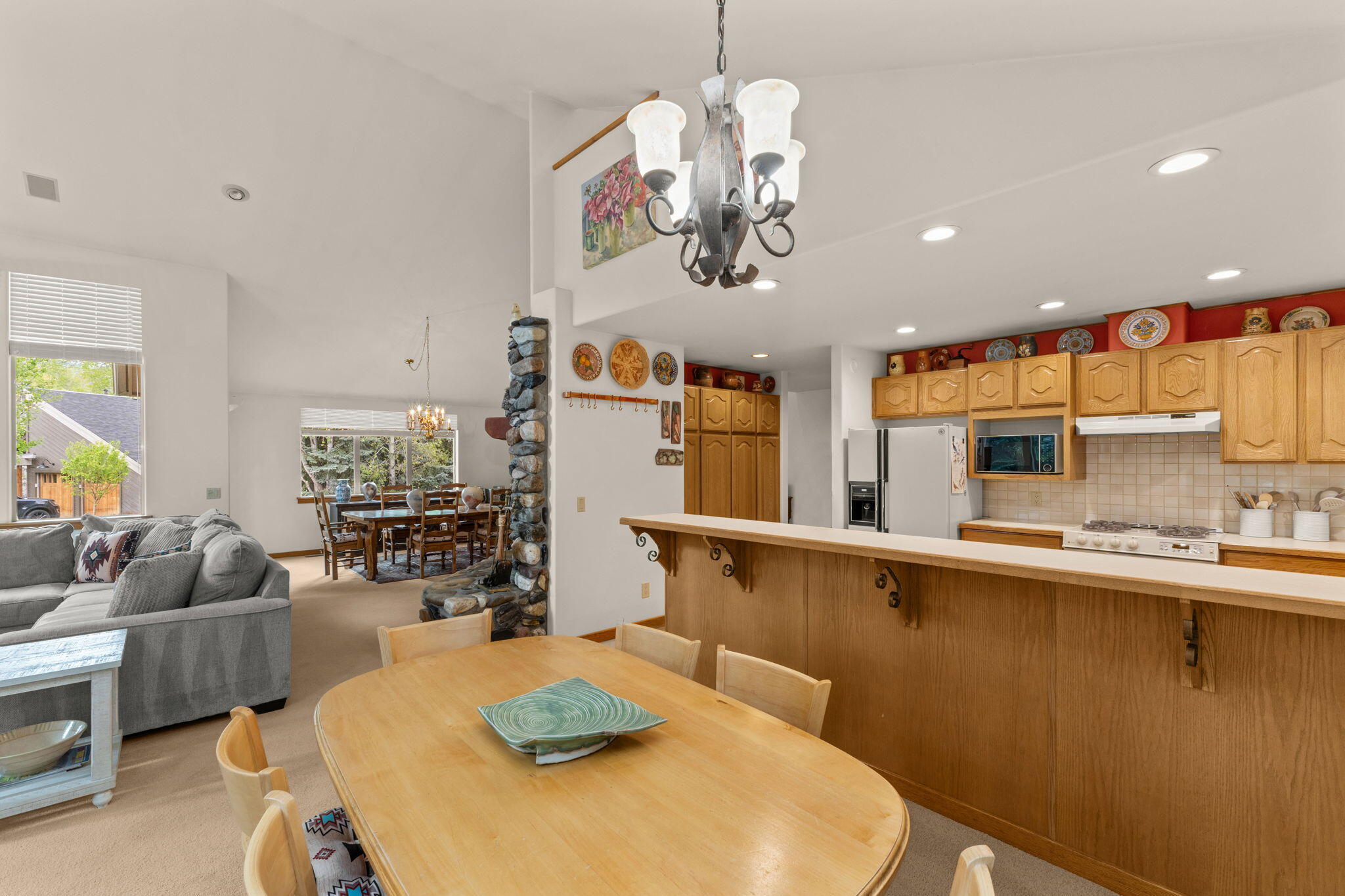 201 Blue Bell Road Sun Valley, ID 83353 - Photo 10 of 34 Breakfast Area and Eating Bar