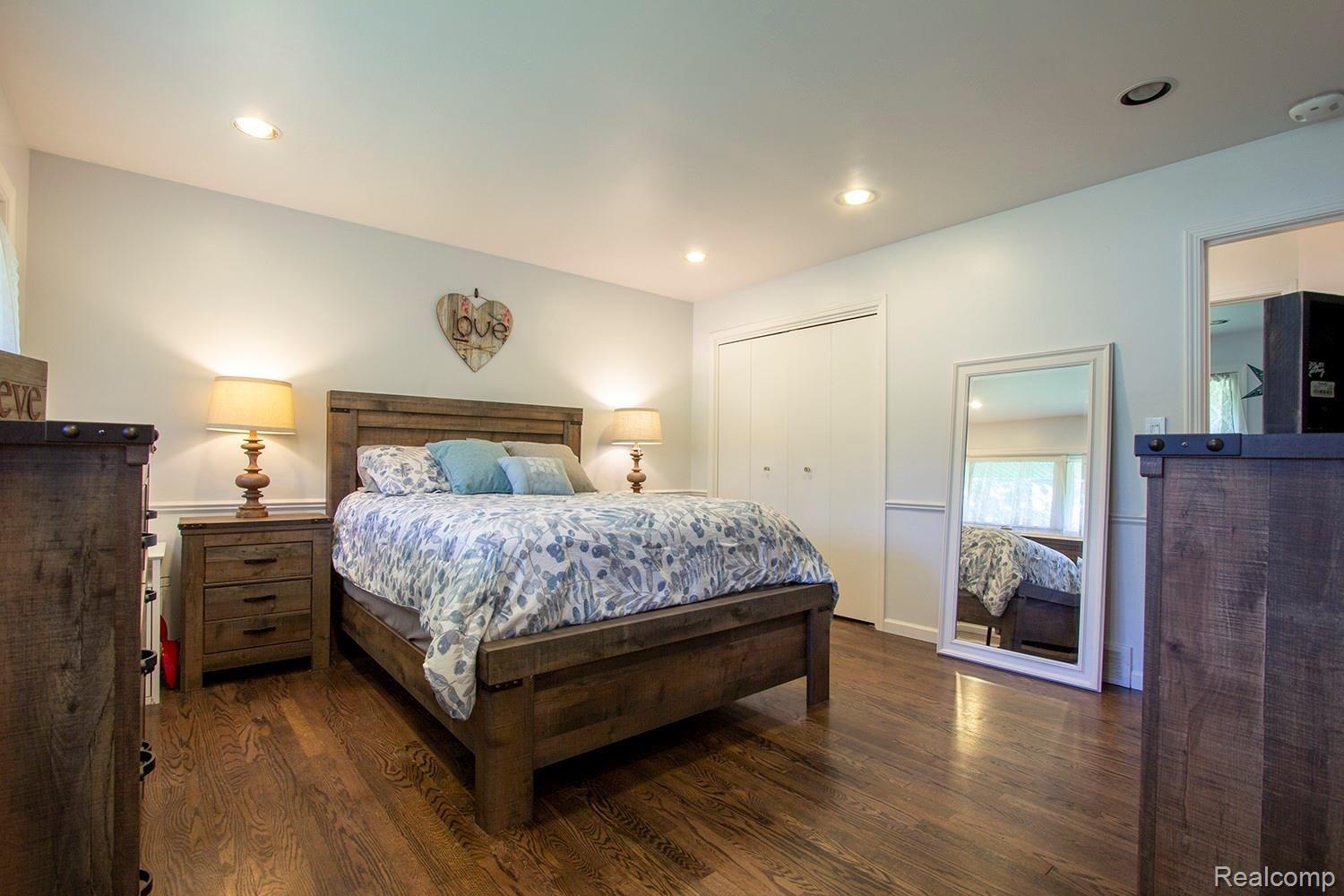 31949 Farmersville Road Farmington, MI 48334 - Photo 13 of 32 Master bedroom
