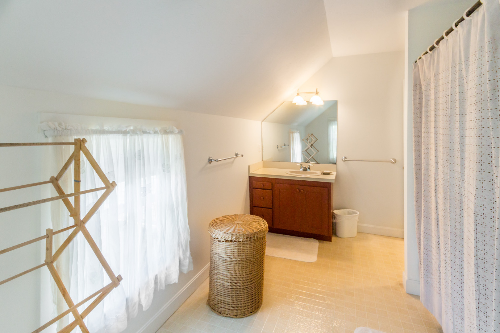 87 Peases Point Way Edgartown, MA 02539 - Photo 20 of 21 Large shared bath - 2nd floor