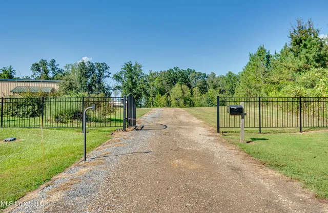 $2,700 | 1998 Highway 16, Carthage, MS 39051