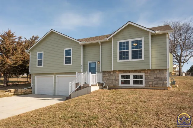 $307,500 | 411 Turkey Run Circle, Oskaloosa, KS 66066