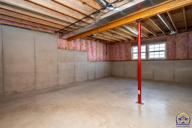 $307,500 | 411 Turkey Run Circle, Oskaloosa, KS 66066