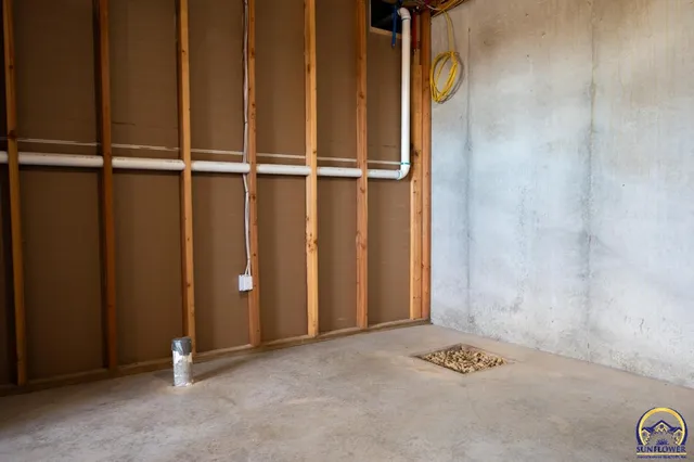 $307,500 | 411 Turkey Run Circle, Oskaloosa, KS 66066