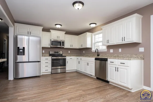 $307,500 | 411 Turkey Run Circle, Oskaloosa, KS 66066