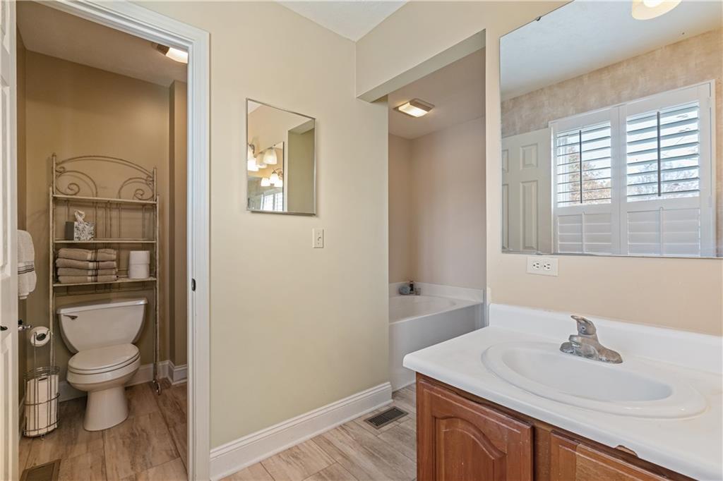 401 Chapeldale Drive Apollo, PA 15613 - Photo 14 of 28 Master bath