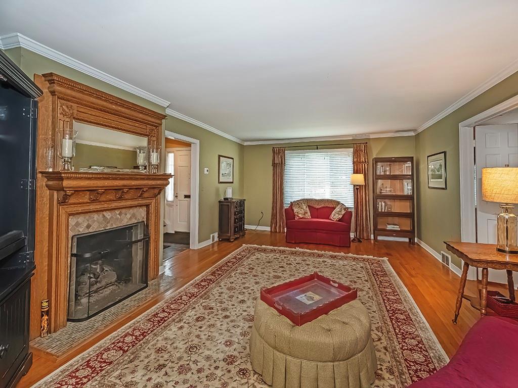 7 Biddeford Road Pittsburgh, PA 15202 - Photo 6 of 37 Living room