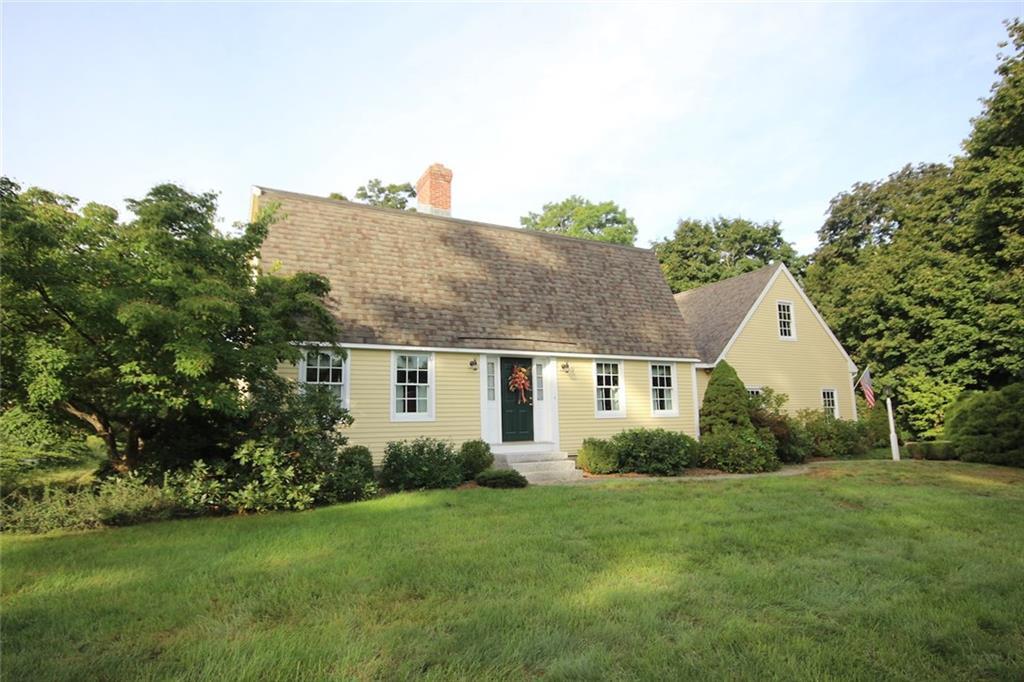a view of a house with backyard and garden