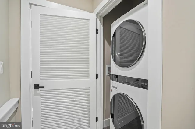a close up view of a washer and dryer