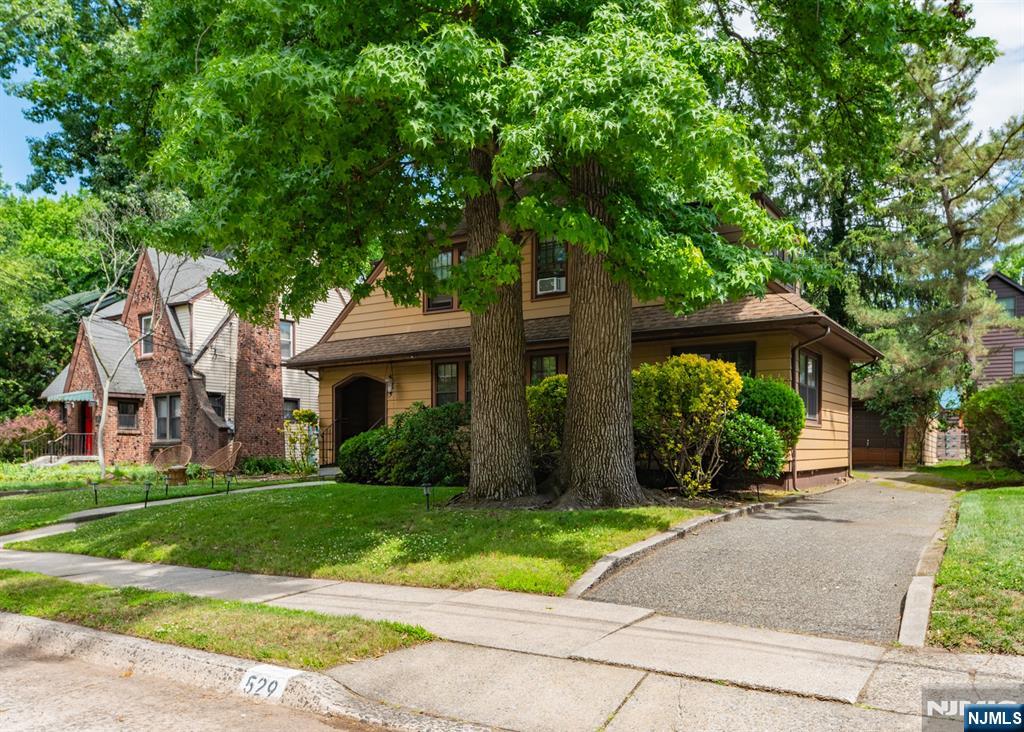 529 Wyndham Road Teaneck, NJ 07666 - Photo 4 of 30