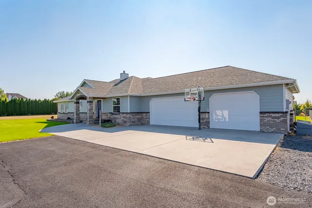 a front view of house with yard and garage