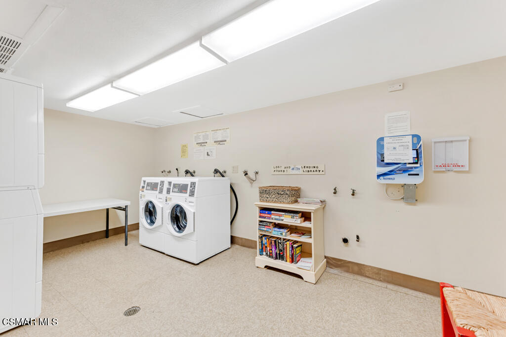 2901 Peninsula Road, Unit 137 Oxnard, CA 93035 - Photo 20 of 35 a utility room with washer and dryer