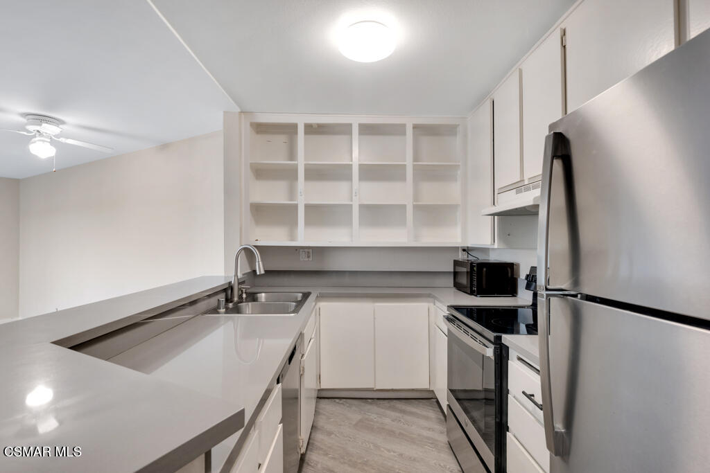 2901 Peninsula Road, Unit 137 Oxnard, CA 93035 - Photo 8 of 35 a kitchen that has a sink a stove and a refrigerator